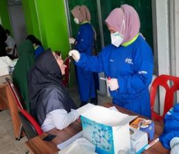 86 Jemaah Calon Haji (JCH) 2022 asal Kota Dumai menjalani swab PCR (foto/bam)